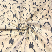 Tissu de coton de Noël scandinave aux pingouins gris - bleu, fond écru - TissusPapi.com