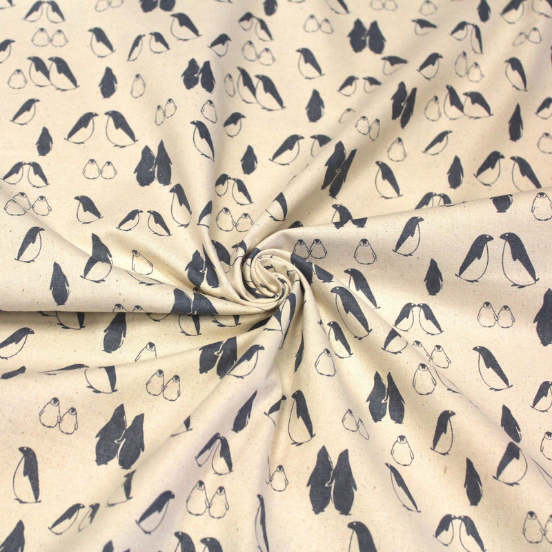 Tissu de coton de Noël scandinave aux pingouins gris - bleu, fond écru - TissusPapi.com