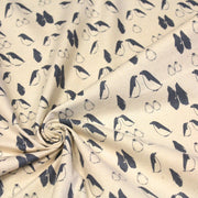 Tissu de coton de Noël scandinave aux pingouins gris - bleu, fond écru - TissusPapi.com