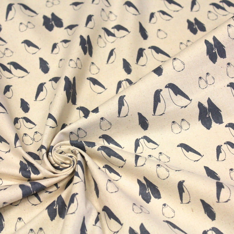 Tissu de coton de Noël scandinave aux pingouins gris - bleu, fond écru - TissusPapi.com
