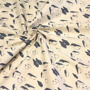 Tissu de coton de Noël scandinave aux pingouins gris - bleu, fond écru - TissusPapi.com