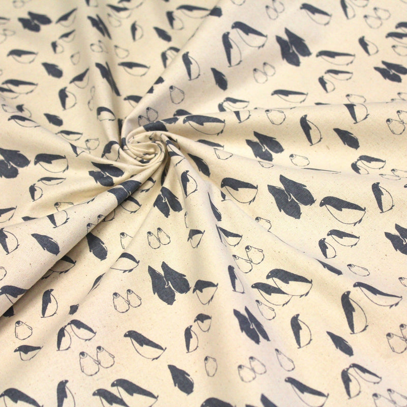 Tissu de coton de Noël scandinave aux pingouins gris - bleu, fond écru - TissusPapi.com