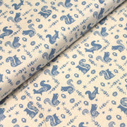 Tissu de coton de Noël scandinave aux écureuils bleus, fond écru - TissusPapi.com