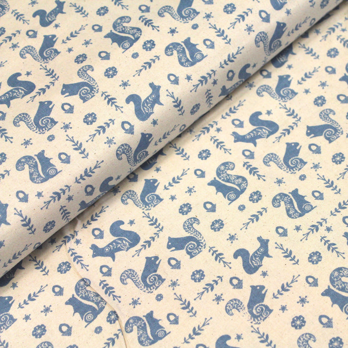 Tissu de coton de Noël scandinave aux écureuils bleus, fond écru - tissuspapi