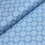 Tissu de coton de Noël scandinave aux flocons & étoiles de neiges blanches, fond bleu - TissusPapi.com