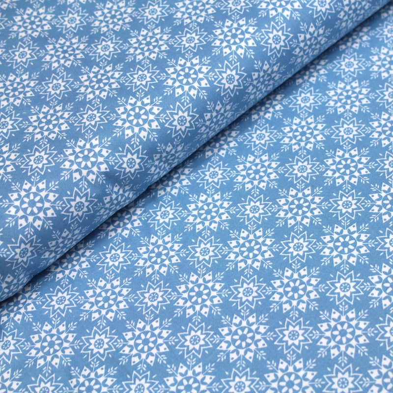 Tissu de coton de Noël scandinave aux flocons & étoiles de neiges blanches, fond bleu - TissusPapi.com