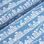 Tissu de coton de Noël scandinave aux maisons scandinaves blanches, fond bleu - TissusPapi.com