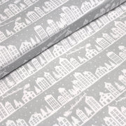 Tissu de coton de Noël scandinave aux maisons scandinaves blanches, fond gris - TissusPapi.com