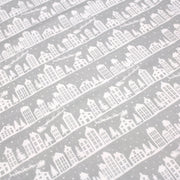 Tissu de coton de Noël scandinave aux maisons scandinaves blanches, fond gris - TissusPapi.com
