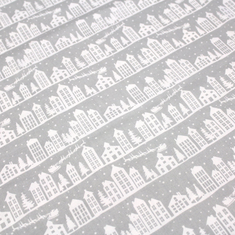 Tissu de coton de Noël scandinave aux maisons scandinaves blanches, fond gris - TissusPapi.com