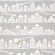Tissu de coton de Noël scandinave aux maisons scandinaves blanches, fond gris - TissusPapi.com