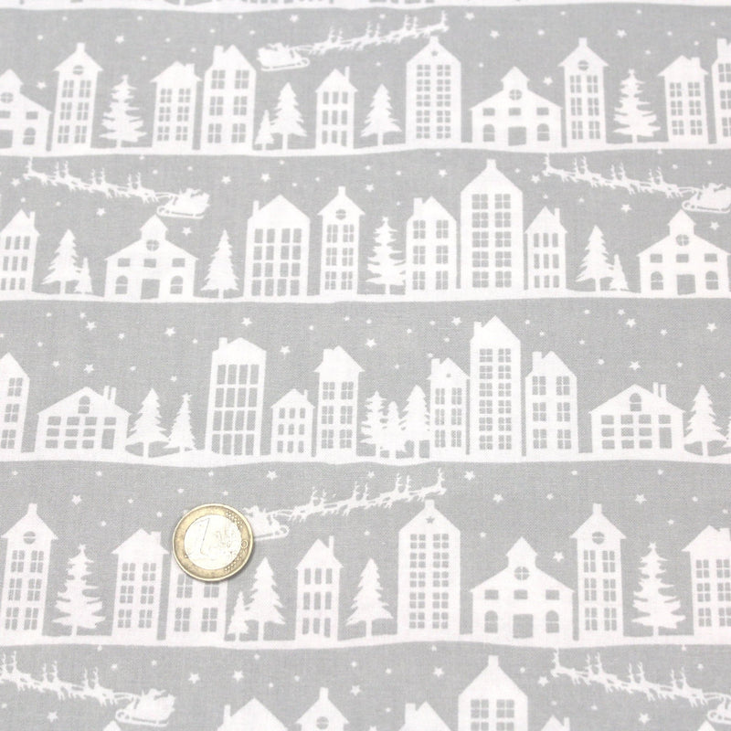 Tissu de coton de Noël scandinave aux maisons scandinaves blanches, fond gris - TissusPapi.com