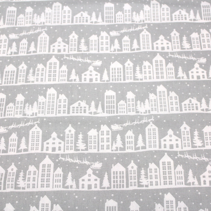 Tissu de coton de Noël scandinave aux maisons scandinaves blanches, fond gris