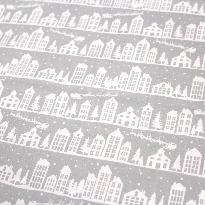 Tissu de coton de Noël scandinave aux maisons scandinaves blanches, fond gris - TissusPapi.com