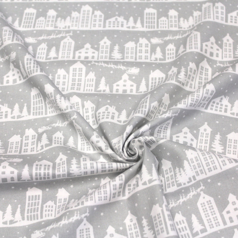 Tissu de coton de Noël scandinave aux maisons scandinaves blanches, fond gris - TissusPapi.com