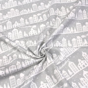 Tissu de coton de Noël scandinave aux maisons scandinaves blanches, fond gris - TissusPapi.com
