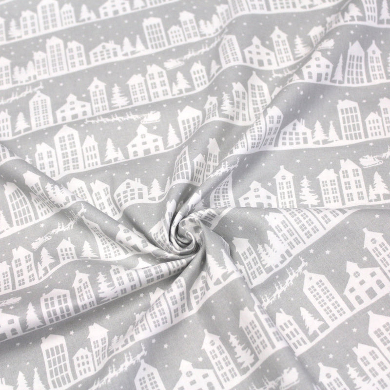 Tissu de coton de Noël scandinave aux maisons scandinaves blanches, fond gris - TissusPapi.com