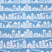 Tissu de coton de Noël scandinave aux maisons scandinaves blanches, fond bleu - TissusPapi.com