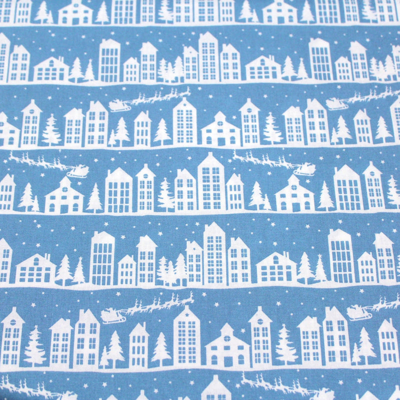 Tissu de coton de Noël scandinave aux maisons scandinaves blanches, fond bleu - TissusPapi.com
