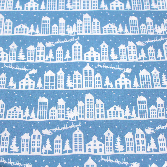 Tissu de coton de Noël scandinave aux maisons scandinaves blanches, fond bleu
