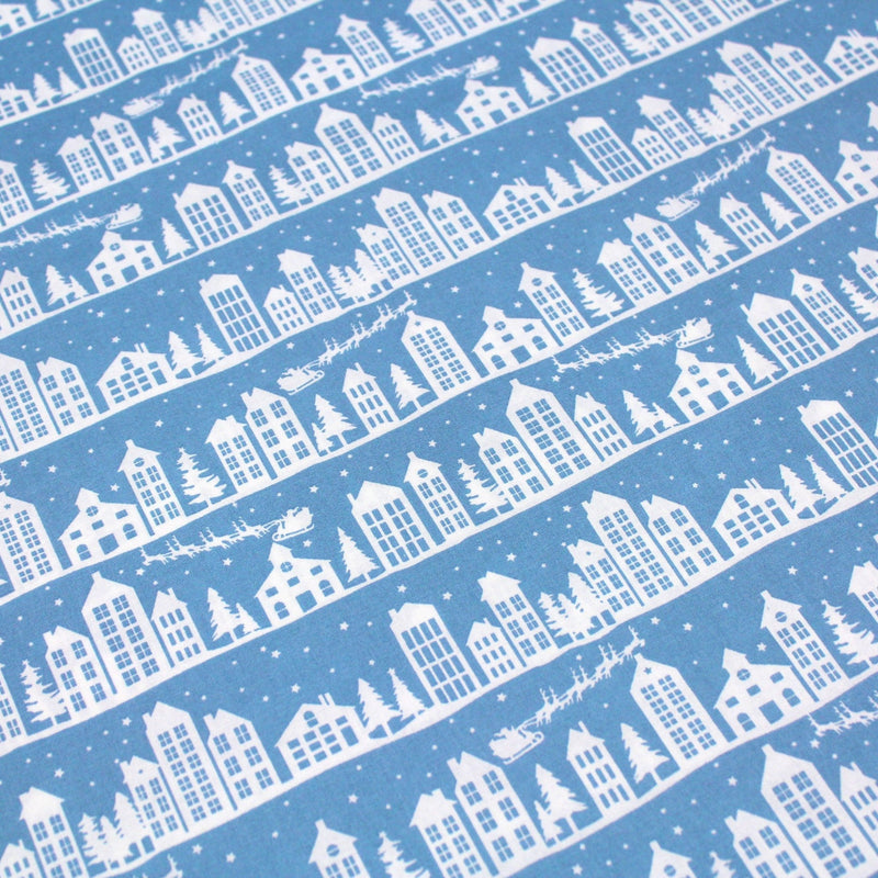 Tissu de coton de Noël scandinave aux maisons scandinaves blanches, fond bleu - TissusPapi.com