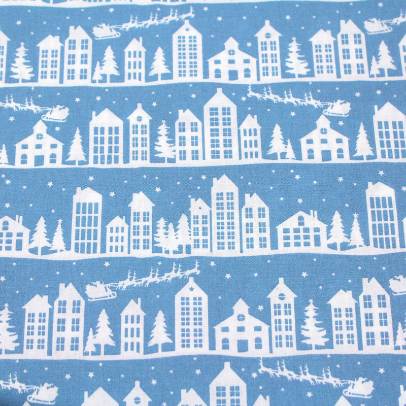 Tissu de coton de Noël scandinave aux maisons scandinaves blanches, fond bleu - TissusPapi.com