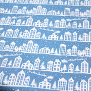Tissu de coton de Noël scandinave aux maisons scandinaves blanches, fond bleu - TissusPapi.com