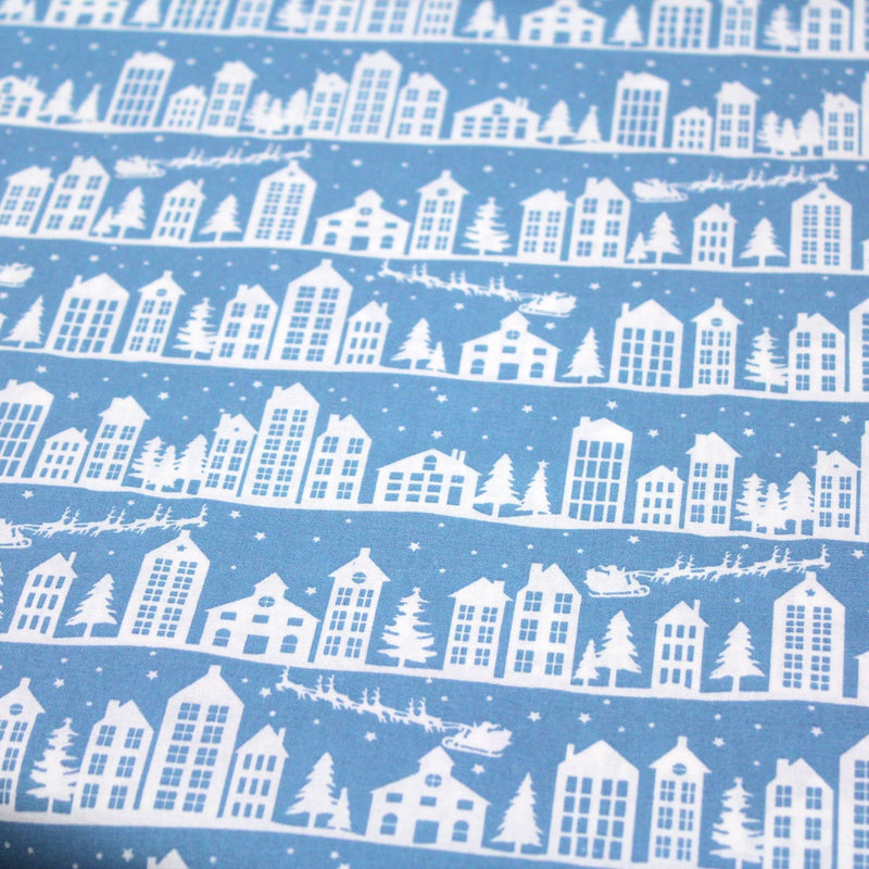 Tissu de coton de Noël scandinave aux maisons scandinaves blanches, fond bleu - TissusPapi.com