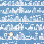 Tissu de coton de Noël scandinave aux maisons scandinaves blanches, fond bleu - TissusPapi.com