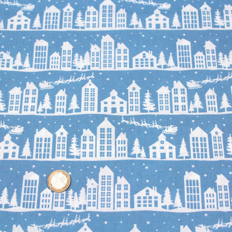 Tissu de coton de Noël scandinave aux maisons scandinaves blanches, fond bleu - TissusPapi.com