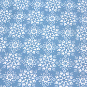 Tissu de coton de Noël scandinave aux flocons & étoiles de neiges blanches, fond bleu - TissusPapi.com