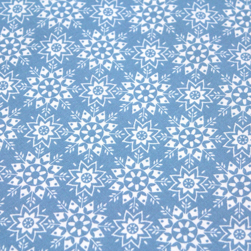 Tissu de coton de Noël scandinave aux flocons & étoiles de neiges blanches, fond bleu - TissusPapi.com
