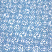 Tissu de coton de Noël scandinave aux flocons & étoiles de neiges blanches, fond bleu - TissusPapi.com