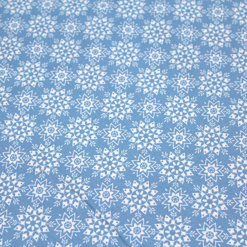 Tissu de coton de Noël scandinave aux flocons & étoiles de neiges blanches, fond bleu - TissusPapi.com