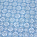 Tissu de coton de Noël scandinave aux flocons & étoiles de neiges blanches, fond bleu