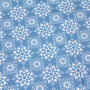 Tissu de coton de Noël scandinave aux flocons & étoiles de neiges blanches, fond bleu - TissusPapi.com