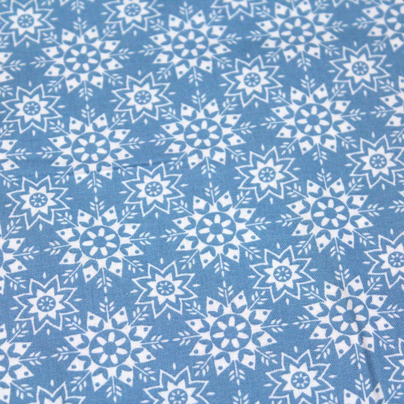 Tissu de coton de Noël scandinave aux flocons & étoiles de neiges blanches, fond bleu - TissusPapi.com