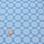 Tissu de coton de Noël scandinave aux flocons & étoiles de neiges blanches, fond bleu - TissusPapi.com