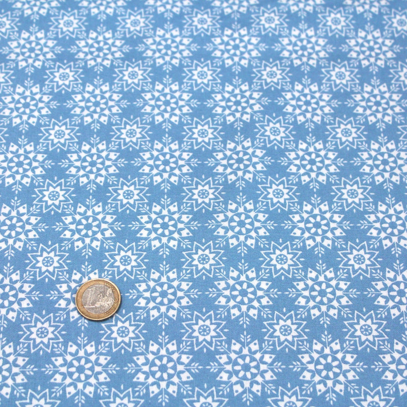 Tissu de coton de Noël scandinave aux flocons & étoiles de neiges blanches, fond bleu - TissusPapi.com