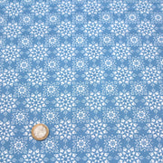 Tissu de coton de Noël scandinave aux flocons & étoiles de neiges blanches, fond bleu - TissusPapi.com