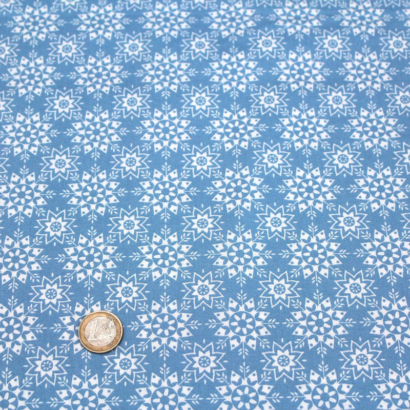 Tissu de coton de Noël scandinave aux flocons & étoiles de neiges blanches, fond bleu - TissusPapi.com