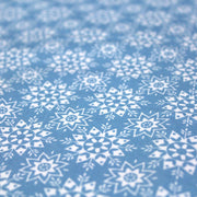 Tissu de coton de Noël scandinave aux flocons & étoiles de neiges blanches, fond bleu - TissusPapi.com