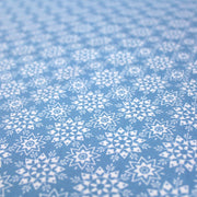 Tissu de coton de Noël scandinave aux flocons & étoiles de neiges blanches, fond bleu - TissusPapi.com