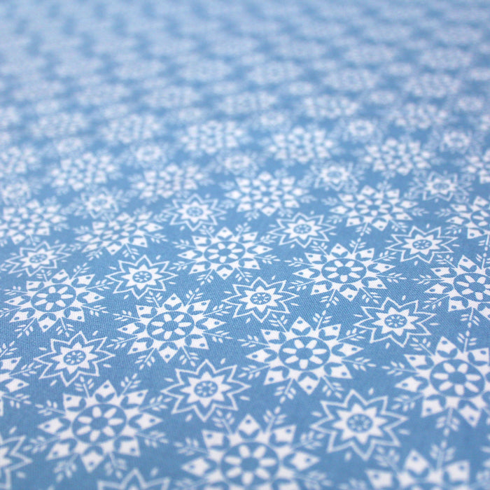 Tissu de coton de Noël scandinave aux flocons & étoiles de neiges blanches, fond bleu