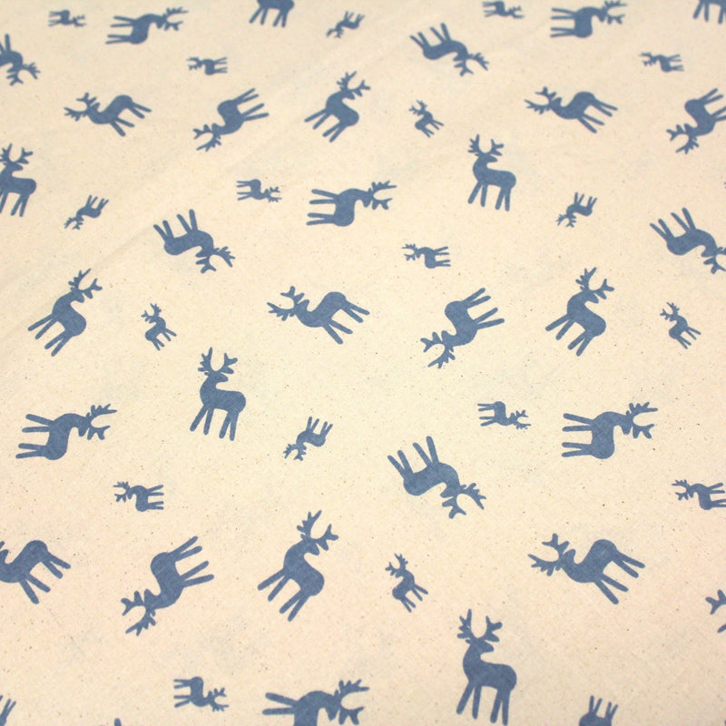 Tissu de coton de Noël scandinave aux rennes bleus, fond écru - TissusPapi.com