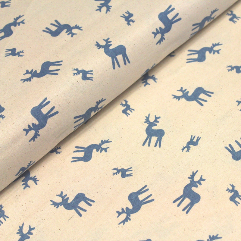 Tissu de coton de Noël scandinave aux rennes bleus, fond écru - TissusPapi.com