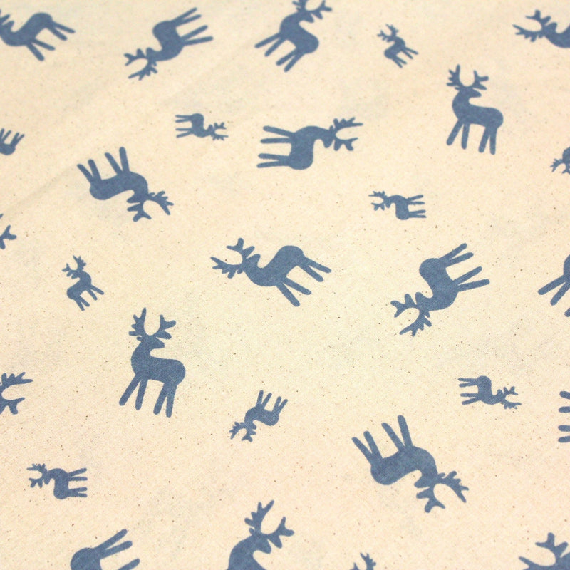 Tissu de coton de Noël scandinave aux rennes bleus, fond écru - TissusPapi.com