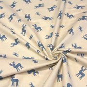 Tissu de coton de Noël scandinave aux rennes bleus, fond écru - TissusPapi.com
