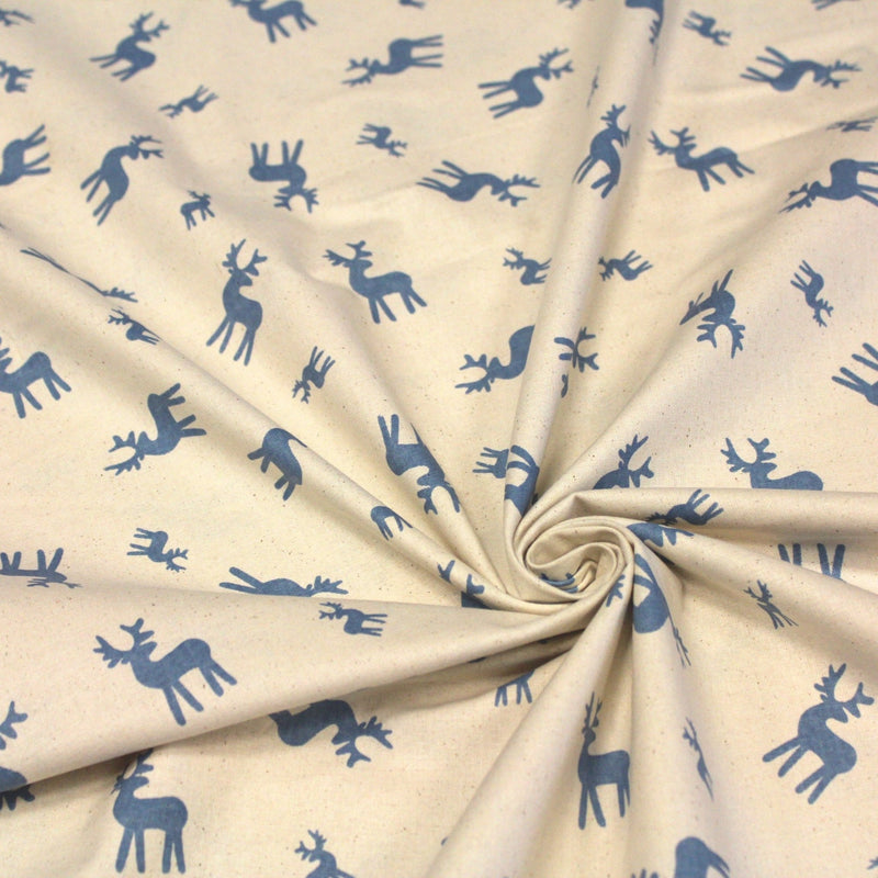 Tissu de coton de Noël scandinave aux rennes bleus, fond écru - TissusPapi.com
