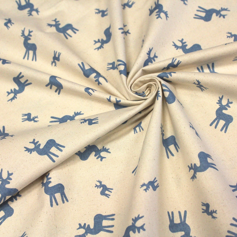 Tissu de coton de Noël scandinave aux rennes bleus, fond écru - TissusPapi.com